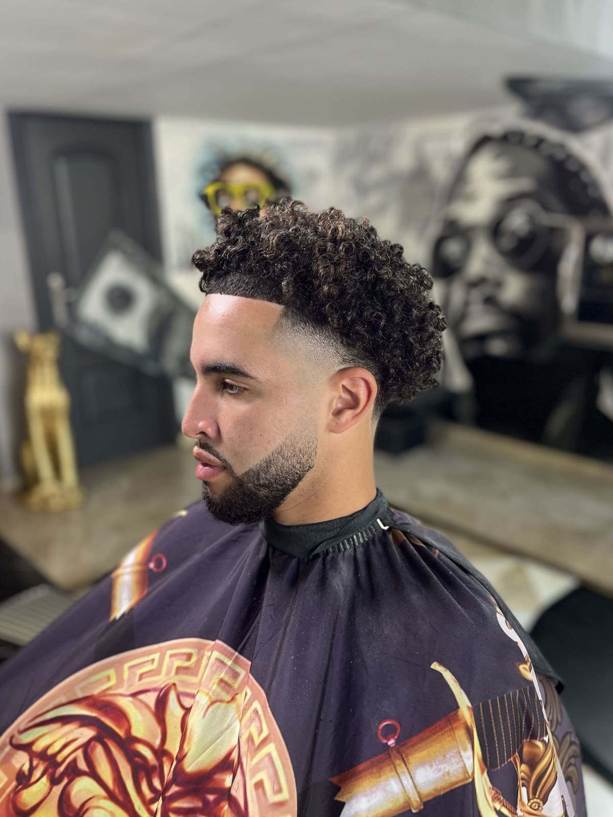Fade con rizo y barba perfilada
