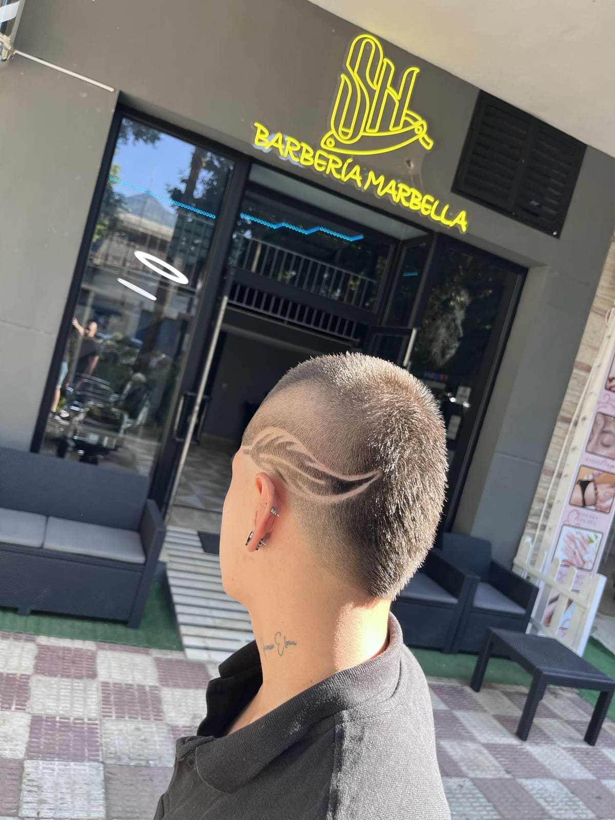 Diseño a navaja frente al local